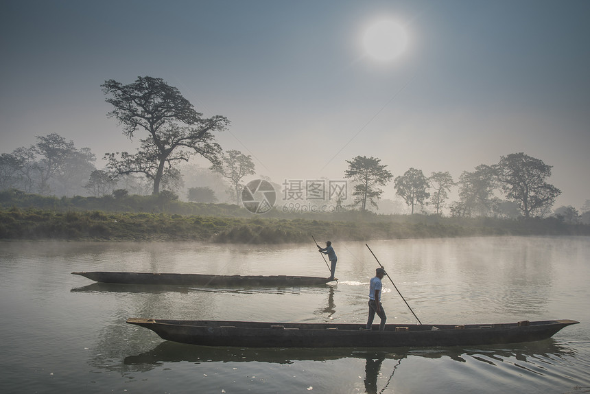 尼泊尔的奇旺保护区独木舟穿越河流穿过丛林图片