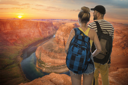 已婚夫妇走遍美国亚利桑那州北部科罗拉多河著名的马蹄形弯道图片