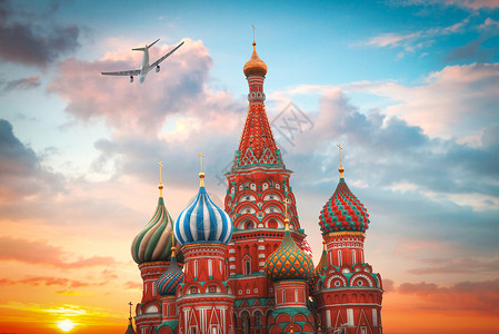 飞机正飞越巴西尔大教堂莫斯科的红色广场图片