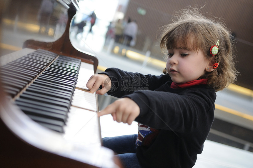 可爱的小女孩玩钢琴很开心图片