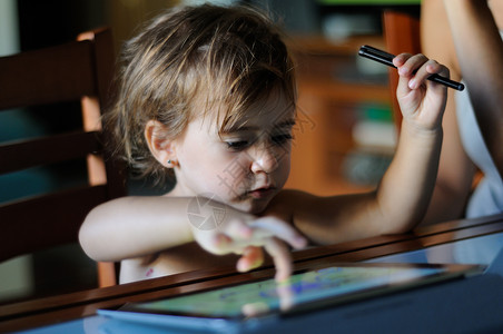 小女孩,两岁,家用数字平板电脑画画图片