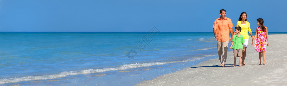富爸爸穷爸爸网页横幅全景照片,个幸福的家庭,母亲,父亲两个孩子,儿子女儿,个荒凉的阳光沙滩上散步玩得开心背景