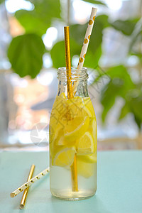 桌上的瓶水柠檬片图片