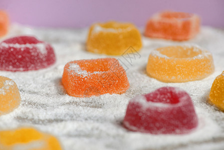 糖盘上的水果果冻很甜图片