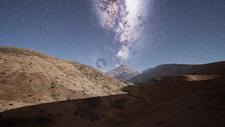 沙漠山脉上方的银河系恒星图片