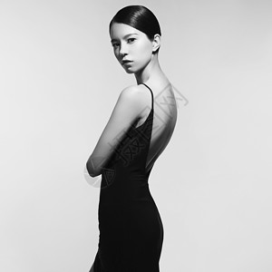 时尚工作室穿黑色晚礼服的美女肖像亚洲美女图片