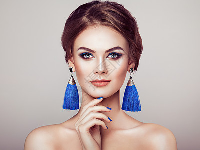 美丽的女人,大耳环,流苏,珠宝,蓝色完美的妆容优雅的发型蓝色化妆箭头图片