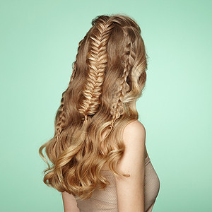 头又长又亮的卷发的金发女孩漂亮的模特,留着卷曲的发型护理美容美发产品辫子的女士图片