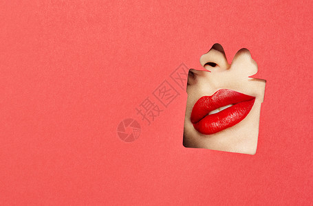 个轻漂亮女人的美丽丰满明亮的嘴唇,红色的口红看着用彩色纸的礼品盒的图案假日模式红纸背景图片