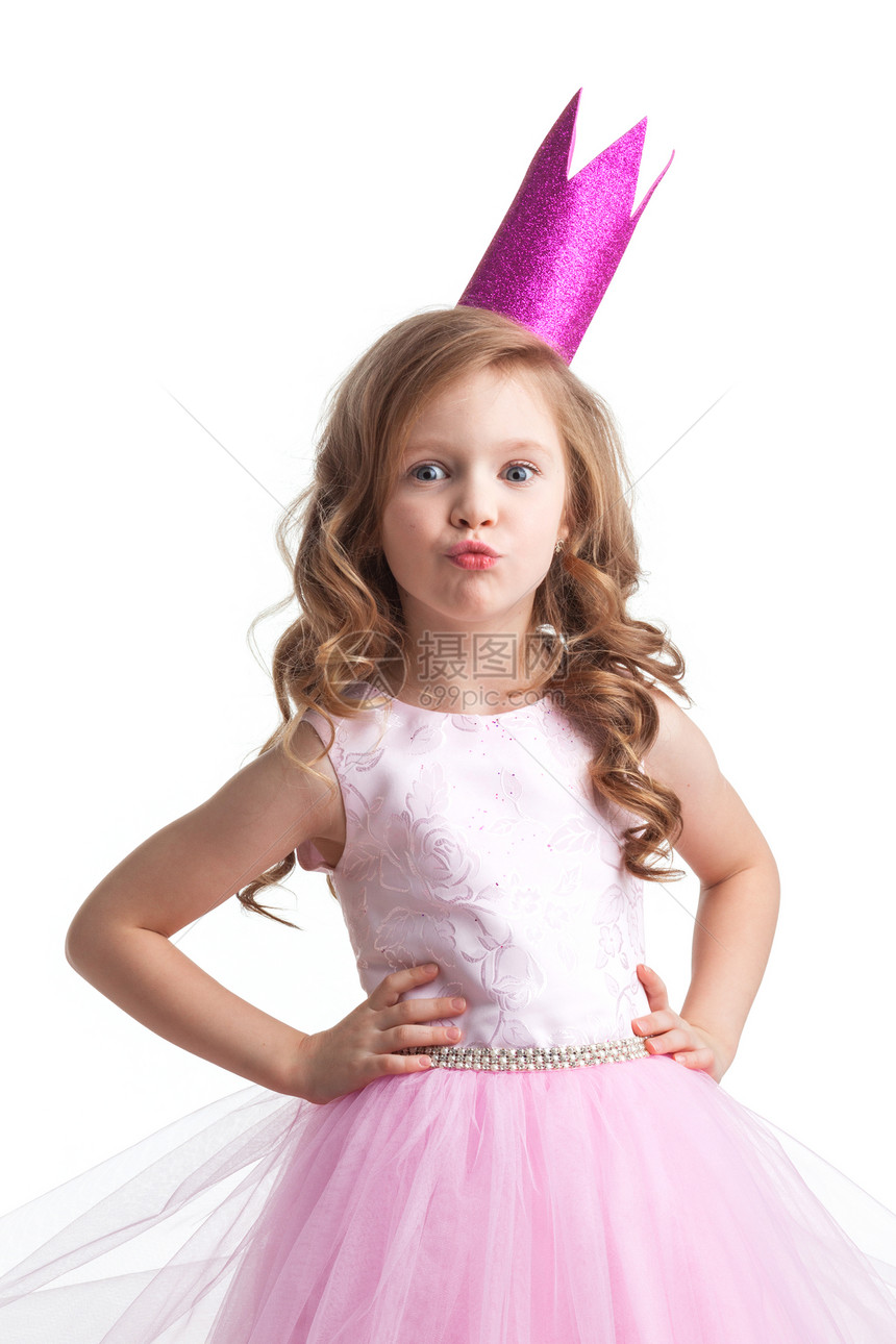小公主女孩穿着粉红色的衣服皇冠亲吻,工作室孤立白色的背景上公主女孩吻了下图片