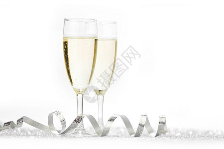 两个香槟杯银色闪亮的闪光隔离白色的背景上背景图片