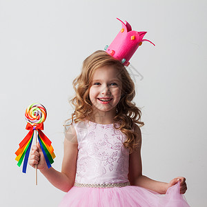 美丽的糖果公主女孩皇冠上着大棒棒糖微笑糖果公主女孩棒棒糖背景图片