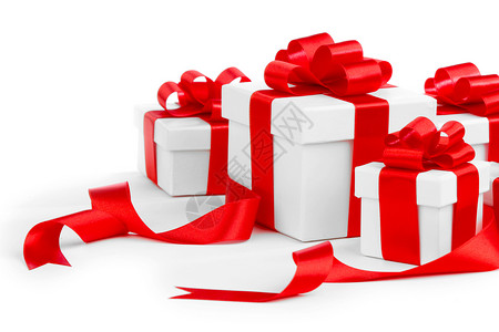 白色礼品盒与红色丝带蝴蝶结隔离白色背景特写图片