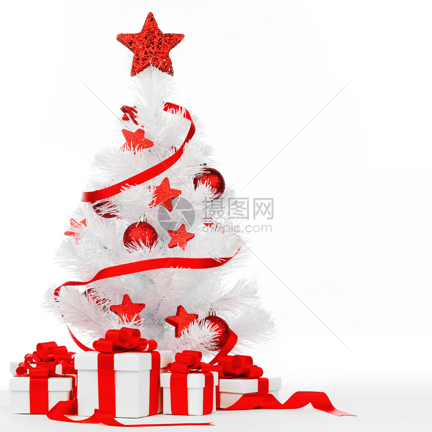 白色诞树,红色装饰,白色背景上礼物图片