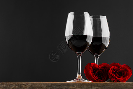 两杯红酒心形玫瑰,情人节葡萄酒玫瑰图片