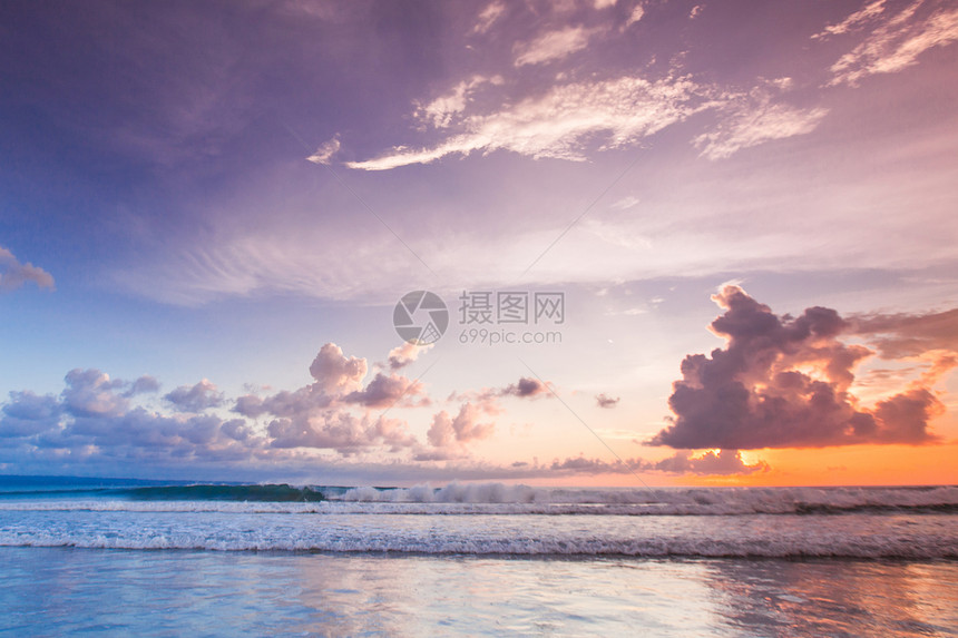 印度尼西亚巴厘岛五彩缤纷的海滩日落辐射的海滩日落图片