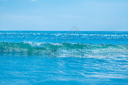 蓝色热带海浪晴朗的天空背景蓝色的海洋天空背景图片