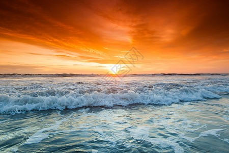 美丽的日落天空背景前溅海浪日落海洋上图片