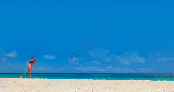 轻的女人海洋蓝天背景的海岸上奔跑夏天的海滩上女人夏天的海滩上跑步背景图片