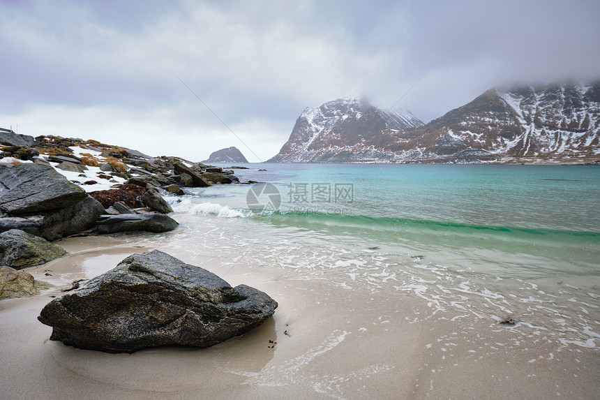 挪威海峡湾的岩石海岸,冬天雪豪克兰海滩,洛芬岛,挪威挪威峡湾的岩石海岸图片