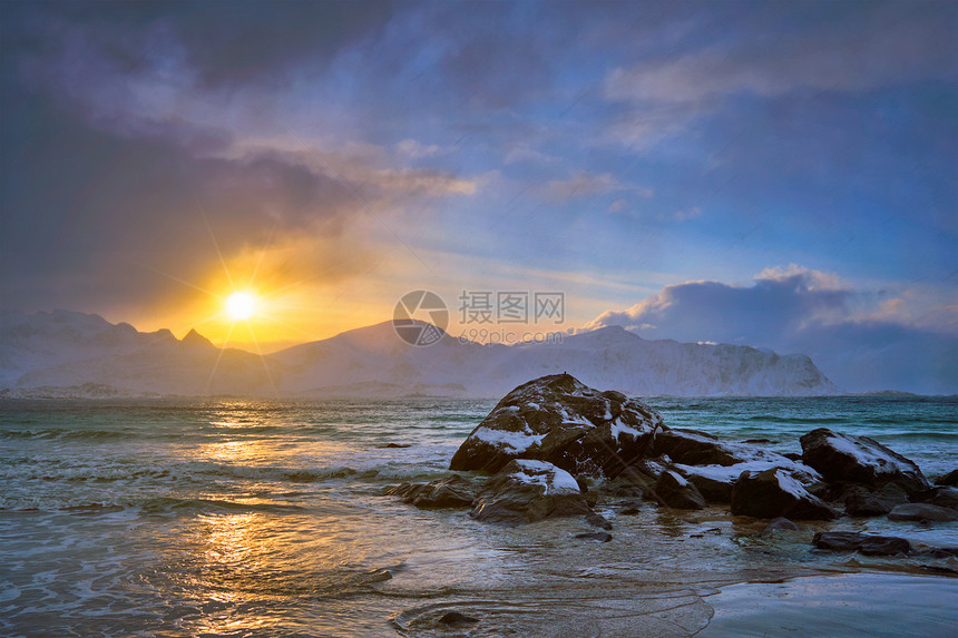 日落时位于峡湾岩石海岸的挪威海海滩斯卡桑登海滩,洛芬岛,挪威日落时的斯卡桑登海滩,挪威图片