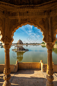 印度地标Gadi传奇人工湖景观拱门贾萨尔默,拉贾斯坦邦,印度印度地标加迪传奇拉贾斯坦邦背景图片