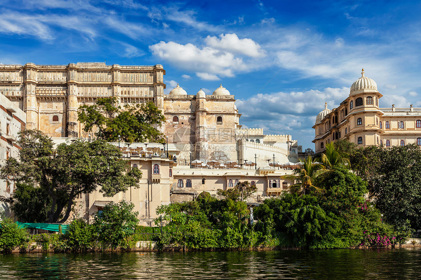 湖边看城市宫殿乌达普尔,拉贾斯坦邦,印度湖边看城市宫殿乌达普尔图片