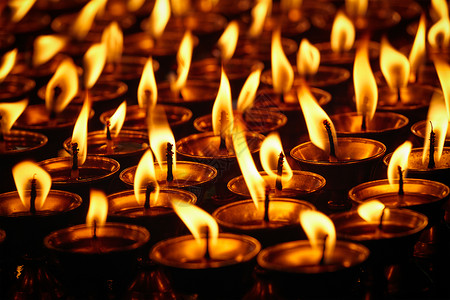 佛教寺庙里燃烧蜡烛,希马查尔邦,印度佛教寺庙里燃烧蜡烛图片