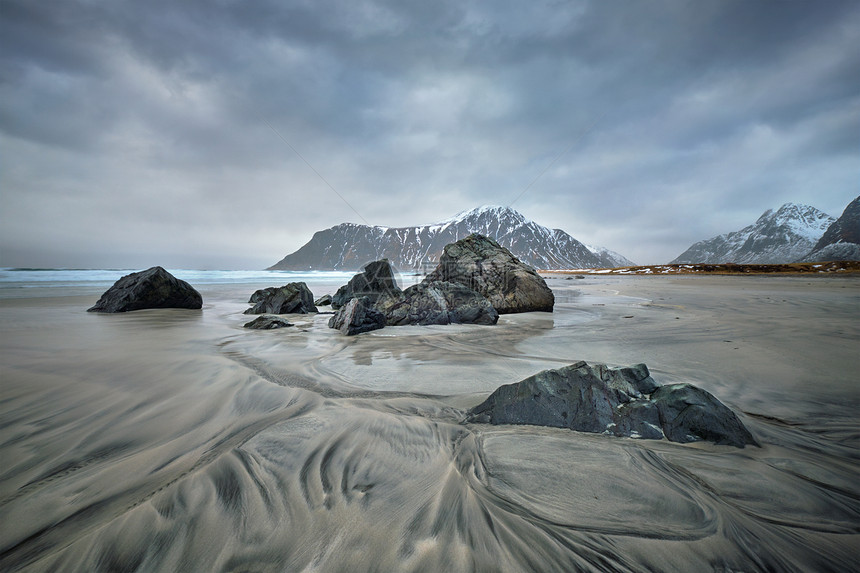 冬季挪威海峡湾海滩上的岩石雪斯卡桑登海滩,洛芬岛,挪威挪威峡湾海滩图片