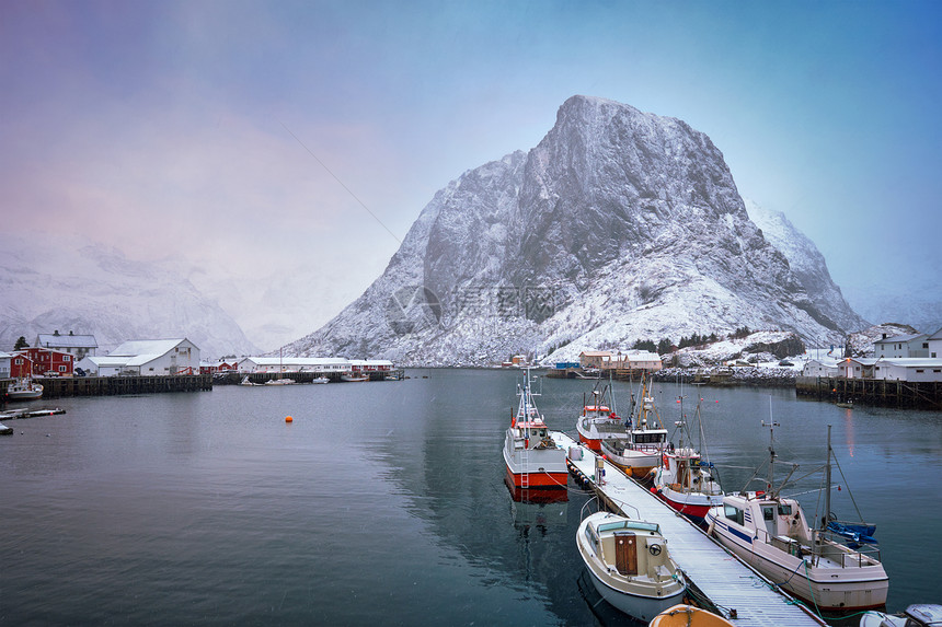 码头与船只哈莫伊渔村的洛福滕岛,挪威与红色罗布房屋下雪了挪威洛福滕岛的汉诺伊渔村图片