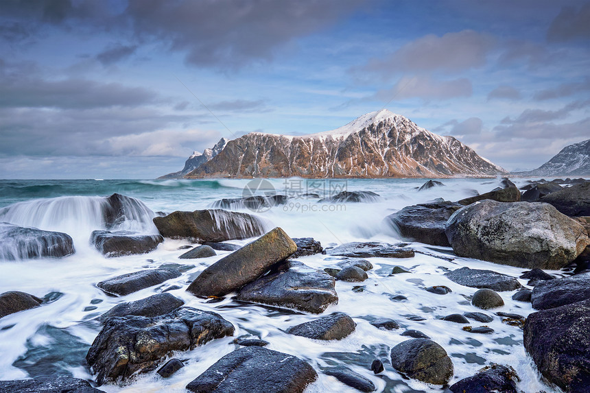 冬季挪威海峡湾的岩石海岸斯卡桑登海滩,洛芬岛,挪威挪威峡湾的岩石海岸图片