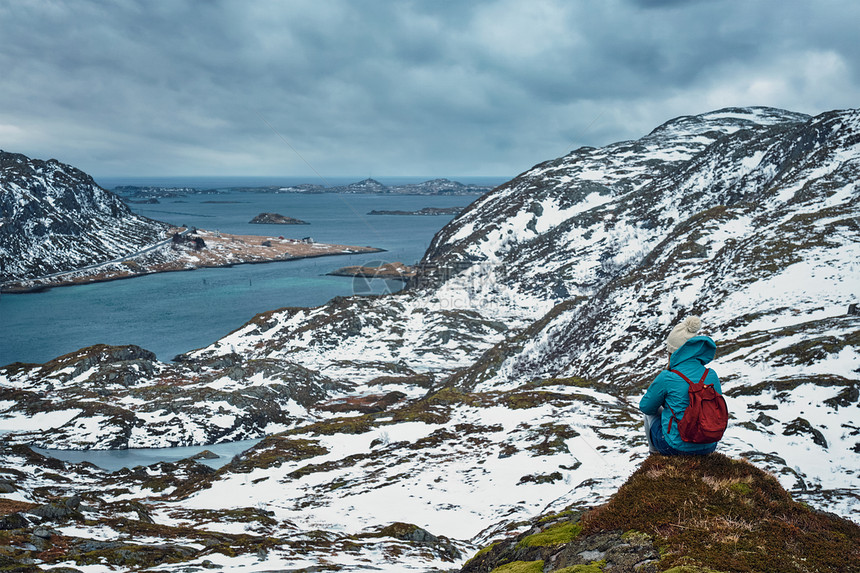 冬季欣赏峡湾景色的女游客挪威洛福腾群岛挪威洛福滕岛的女游客图片