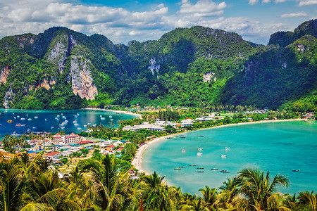 泰国热带度假背景热带岛屿与度假村菲菲岛,克拉比省,泰国绿色热带岛屿图片
