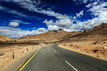 前进旅程背景喜马拉雅山公路1SrinarLeh公路沥青道路拉达克,查谟克什米尔,喜马拉雅山的路旅游高清图片素材