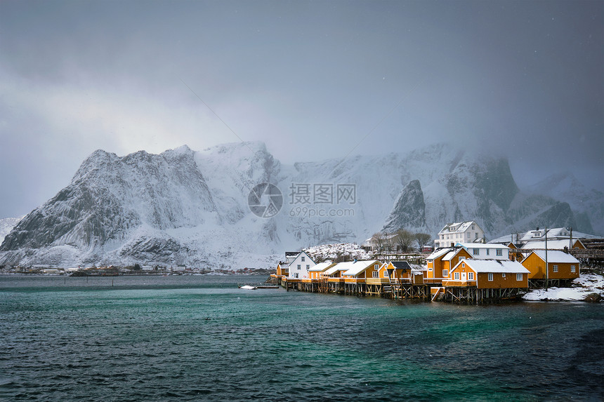 冬天下雪的萨克里斯罗伊渔村的黄色Rorbu房子挪威洛福腾群岛Rorbu房子,洛芬岛,挪威图片