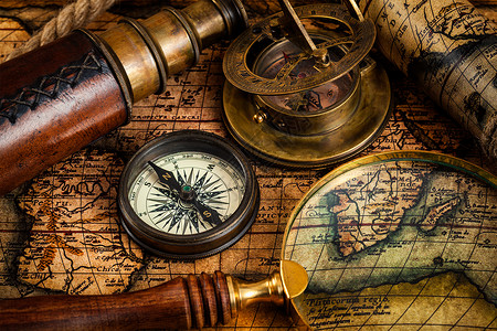 旅行地理导航背景古老的复古罗盘,日晷,放大镜望远镜古代世界古老的指南针古上的旅行仪器背景图片