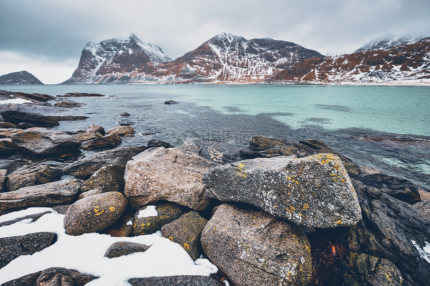 挪威海峡湾的岩石海岸,冬天雪豪克兰海滩,洛芬岛,挪威挪威峡湾的岩石海岸图片
