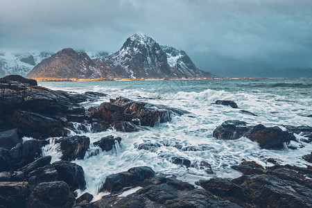 冬天,海浪挪威海峡湾的岩石海岸上破碎挪威洛福腾群岛挪威峡湾的岩石海岸图片