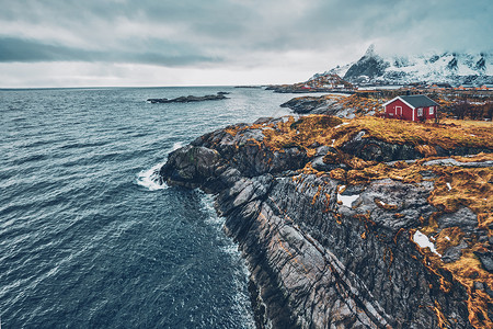 利特尔托波亚克莱夫与传统的红色Rorbu房子LitlToppoya岛上的洛福滕岛,挪威冬天克莱夫与传统的红色罗布房子洛福滕岛,挪背景