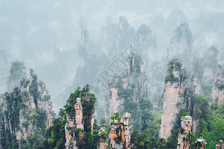 中国著名的旅游景点张家界石柱崖山雾云中,湖南武陵源,中国张家界山脉,中国图片