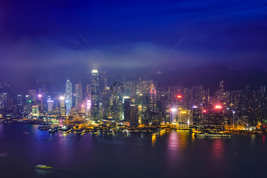 傍晚,维多利亚港上空鸟瞰照明的香港天际线城市景观市中心摩天大楼中国香港照亮香港天际线的鸟瞰图中国香港图片