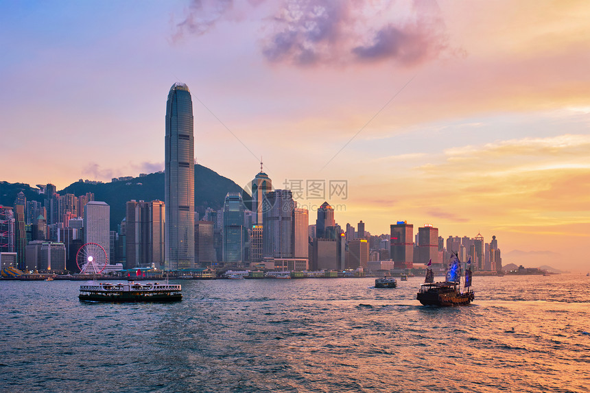 香港天际线城市景观市中心摩天大楼维多利亚港傍晚与渡船垃圾船日落中国香港香港维多利亚港的垃圾船图片