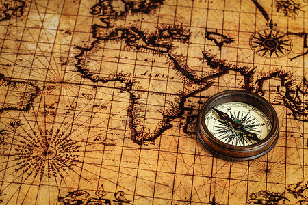 旅行地理导航背景古老的复古指南针古代世界古上的老式指南针背景图片