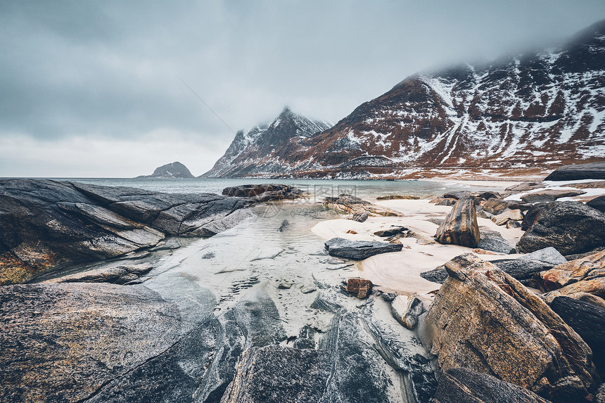 挪威海峡湾的岩石海岸,冬天雪豪克兰海滩,洛芬岛,挪威挪威峡湾的岩石海岸图片