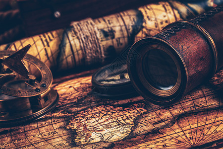 旅行地理导航静物背景古老的复古罗盘与日晷,间谍璃绳子古代世界古上的老式指南针背景图片