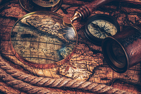旅行地理导航静物背景古老的复古罗盘与日晷,间谍璃绳子古代世界古上的老式指南针背景图片
