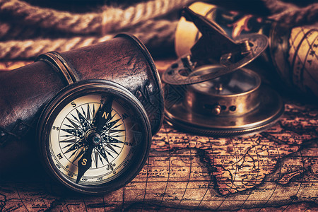 老式怀表旅行地理导航静物背景古老的复古罗盘与日晷,间谍璃绳子古代世界古上的老式指南针背景