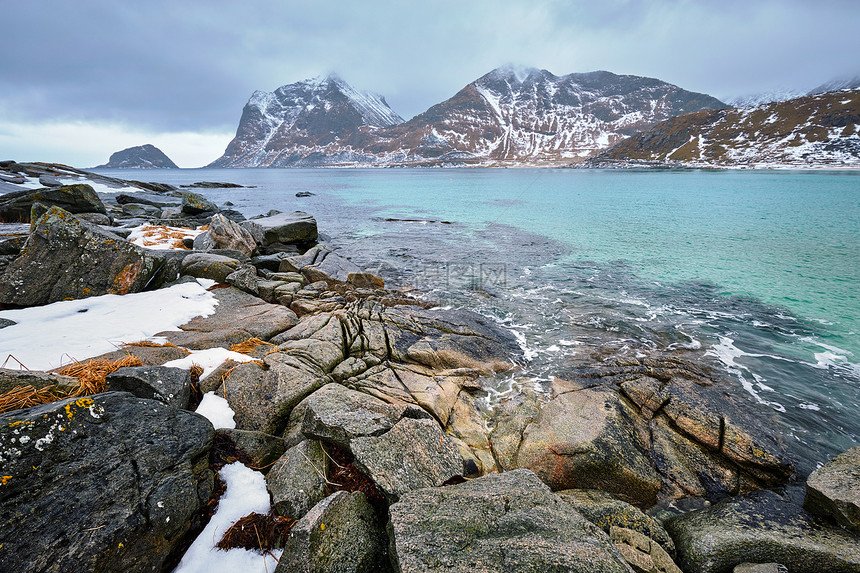 挪威海峡湾的岩石海岸,冬天雪豪克兰海滩,洛芬岛,挪威挪威峡湾的岩石海岸图片