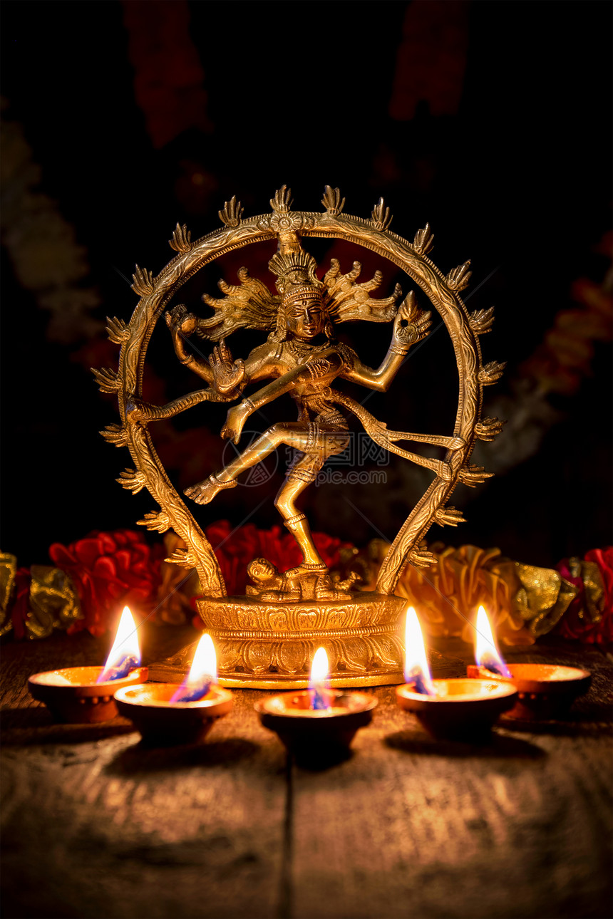 马哈沙瓦拉特里迪瓦利湿瓦纳塔拉贾雕像与迪瓦利灯油吉蜡烛,印度湿婆纳塔拉加与迪瓦利灯图片