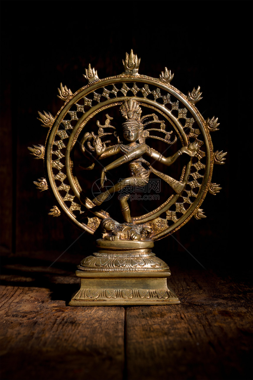 印度印度教神湿婆纳塔拉亚雕像木制背景上的舞蹈之王湿婆纳塔拉亚雕像舞蹈之王图片